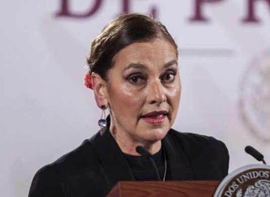 Beatriz Gutierrez Muller le canta tiro a Elon