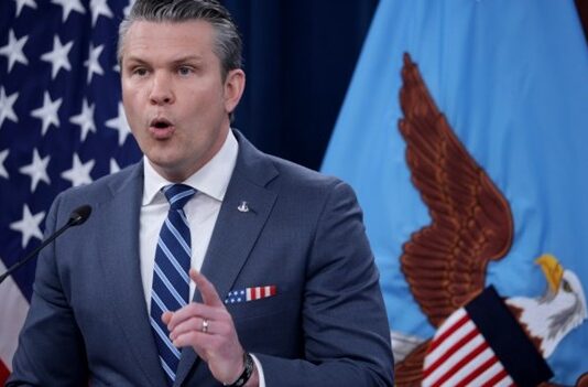 Pete Hegseth cita Pulp Fiction en lugar de la Biblia