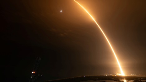 Cohete se estrella en la Luna